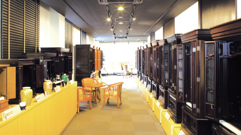 興運堂の店内。通路の両側に伝統型のお仏壇が並ぶ展示の様子