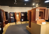 壁沿いに並ぶお仏壇の展示