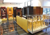店内の展示。上置き仏壇と仏具の陳列