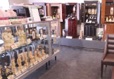 店内の展示。お仏壇が壁沿いに並ぶ
