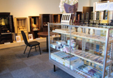 店内の展示。仏具の陳列棚