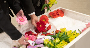 【家族葬とは】普通のお葬式と何が違うの？流れやマナーを解説