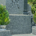 神道でお葬式をしたらお墓はどうする？仏教のお墓との違いや墓参りのマナーも解説